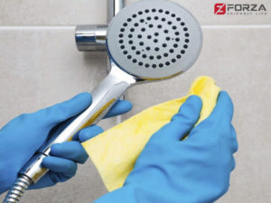 Làm sạch thiết bị nhà tắm bằng kem đánh răng