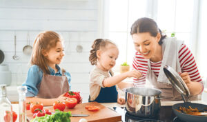 Người lớn nên ở bên để giám sát trẻ hoạt động trong bếp