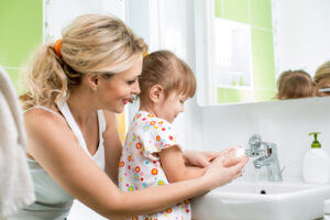 Da tay bé rất mỏng manh nên rất cần bảo vệ
