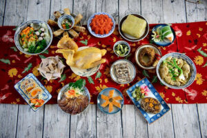 Mâm cơm đủ đầy ngày Tết cổ truyền