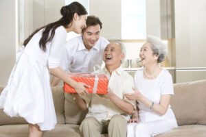 Tặng quà thể hiện tình cảm gắn kết yêu thương