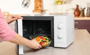 Cho thức ăn vào lò vi sóng để hâm nóng lại