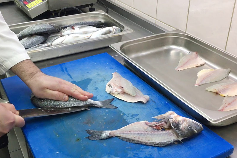chia cá ra từng túi nhỏ