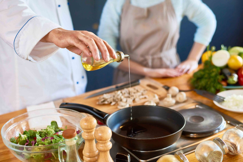 nấu ăn bằng dầu thực vật 