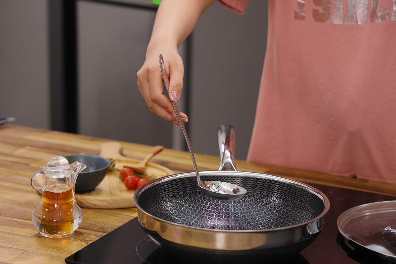 xử lý dầu ăn thừa trước khi vứt bỏ 