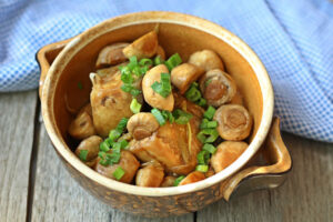Gà kho nấm
