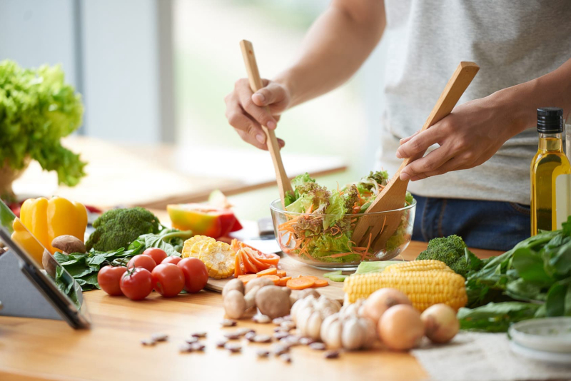 bổ sung vitamin kết hợp cùng ăn uống lành mạnh