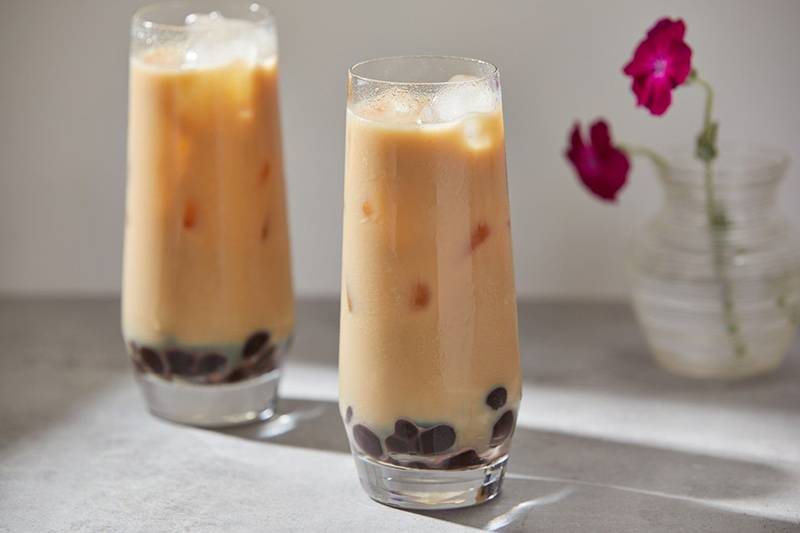 cốc trà sữa cùng topping thơm ngon